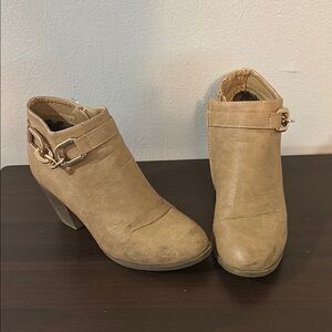 DbDk Fashion Tan Gold Ankle Booties with Side Zipper, Excellent Condition! 8.5-9